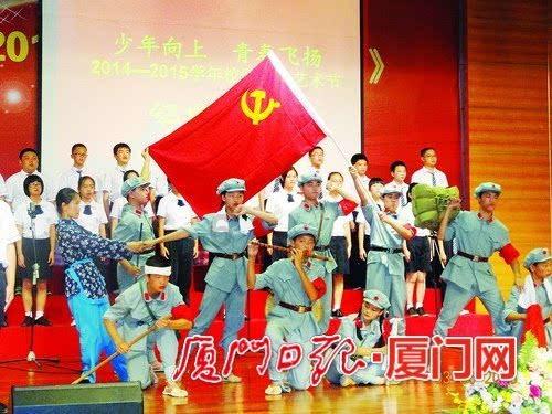 上海杨浦大桥惊现保时捷巨人手机 荣耀:后期合成广告创意